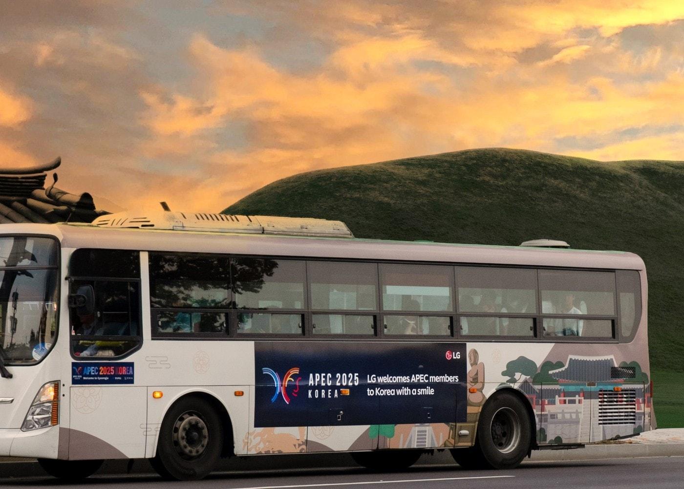 본문 이미지 - LG가 경주 시내버스에 2025년 APEC 정상회의를 알리는 래핑광고를 하고 있다. 사진은 경주에서 운행 중인 시내 버스모습. (LG 제공)