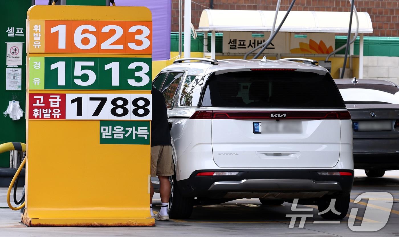 서울 시내의 한 주유소에서 시민들이 차량에 주유를 하고 있다.  2025.10.12/뉴스1 ⓒ News1 구윤성 기자