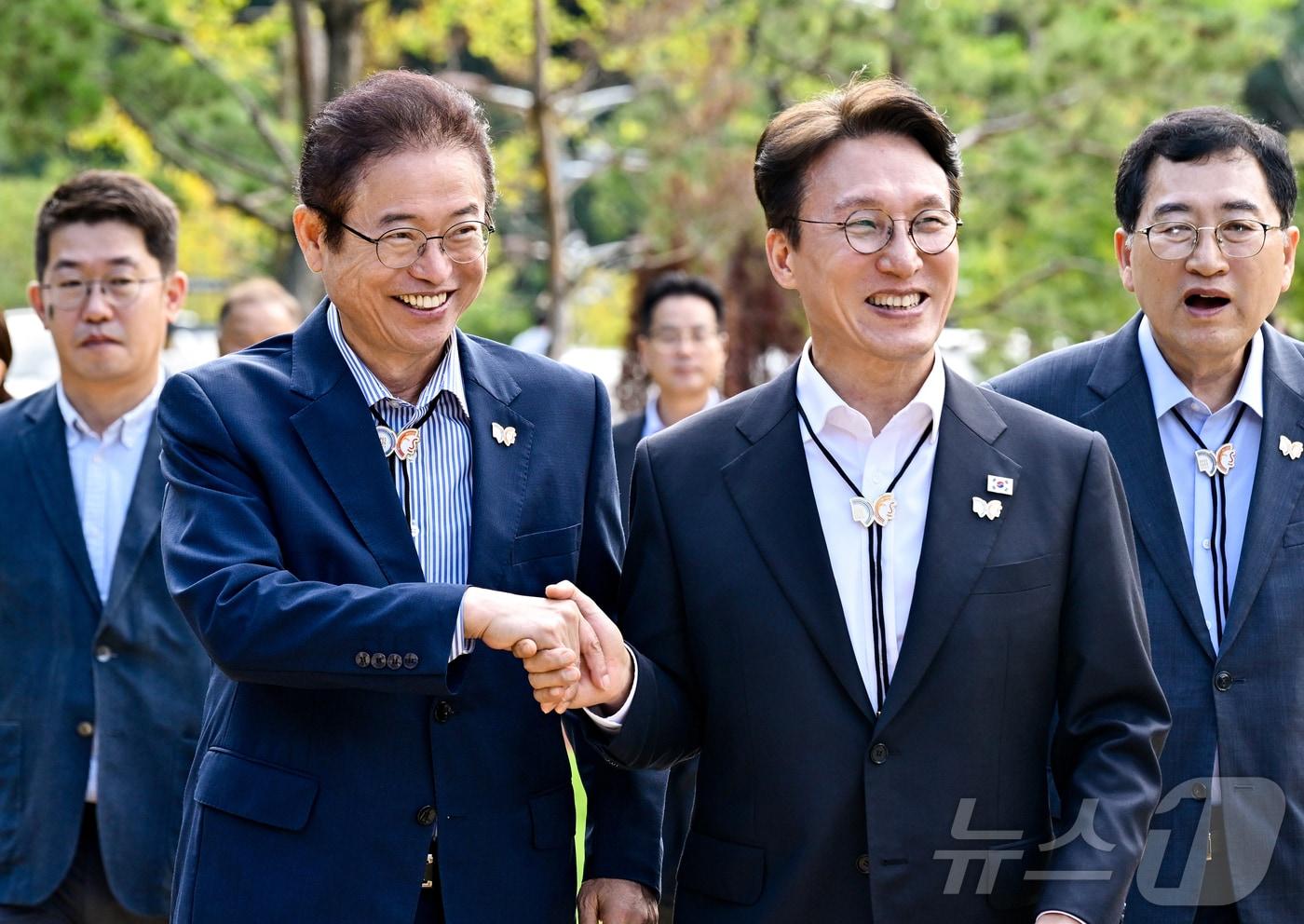 APEC D-20…경북도 ‘컨트롤타워’ 본가동…김해공항~보문단지 전 구간 리허설 경북도가 오는 31일 개막하는 ‘2025 아시아태평양경제협력체&#40;APEC&#41; 정상회의’를 앞두고 1000개 항목의 사전 점검 리스트를 확정하고, 24시간 운영되는 종합상황실을 본격 가동했다./뉴스1