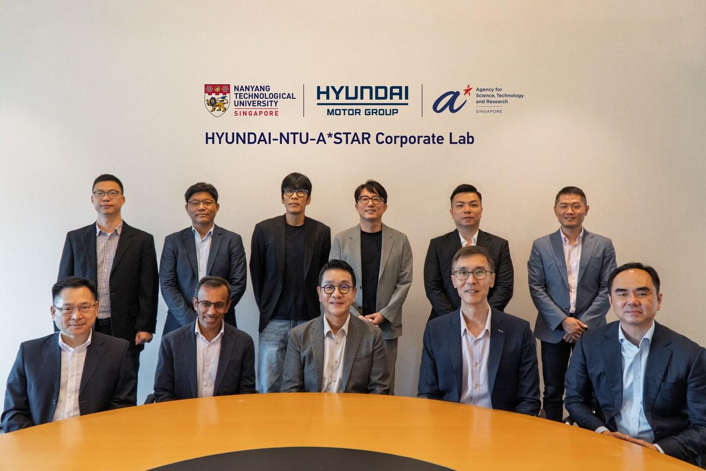 현대차그룹 HMGICS는 3일&#40;현지시간&#41; 난양공대&#40;NTU&#41;, 싱가포르 과학기술청&#40;A*STAR&#41;과 HMGICS 내에 &#39;현대차그룹-NTU-A*STAR 기업 연구소&#39;를 개소했다고 12일 밝혔다. 개소식에서 주요 참석자들이 기념 사진을 촬영하는 모습. &#40;현대차그룹 제공&#41;