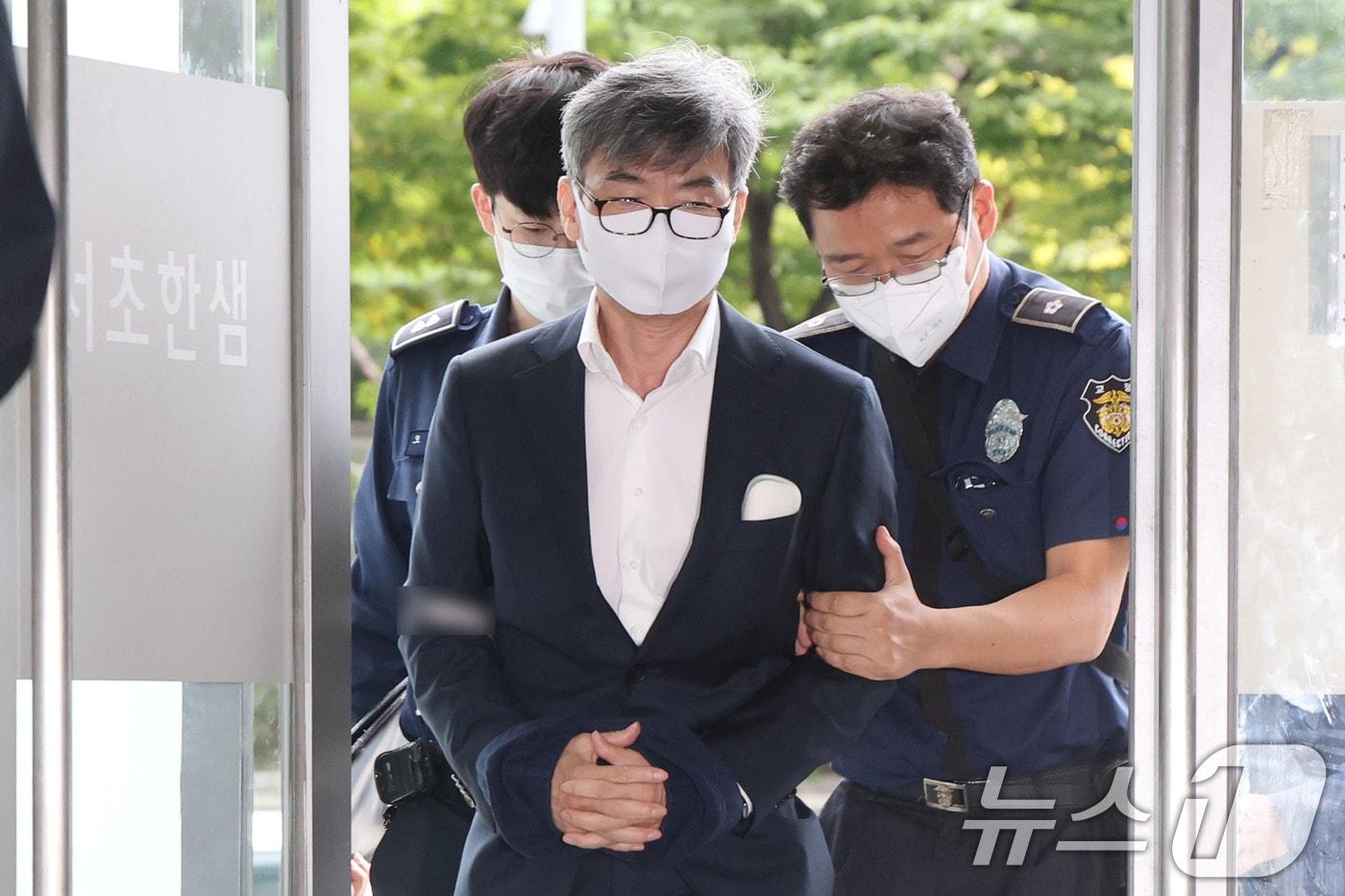 이종호 전 블랙펄인베스트 대표가 12일 오전 참고인 신분으로 조사를 받기 위해 서울 서초구 이명현 순직해병 특별검사팀 사무실에 출석하고 있다. 2025.10.12/뉴스1 ⓒ News1 이광호 기자