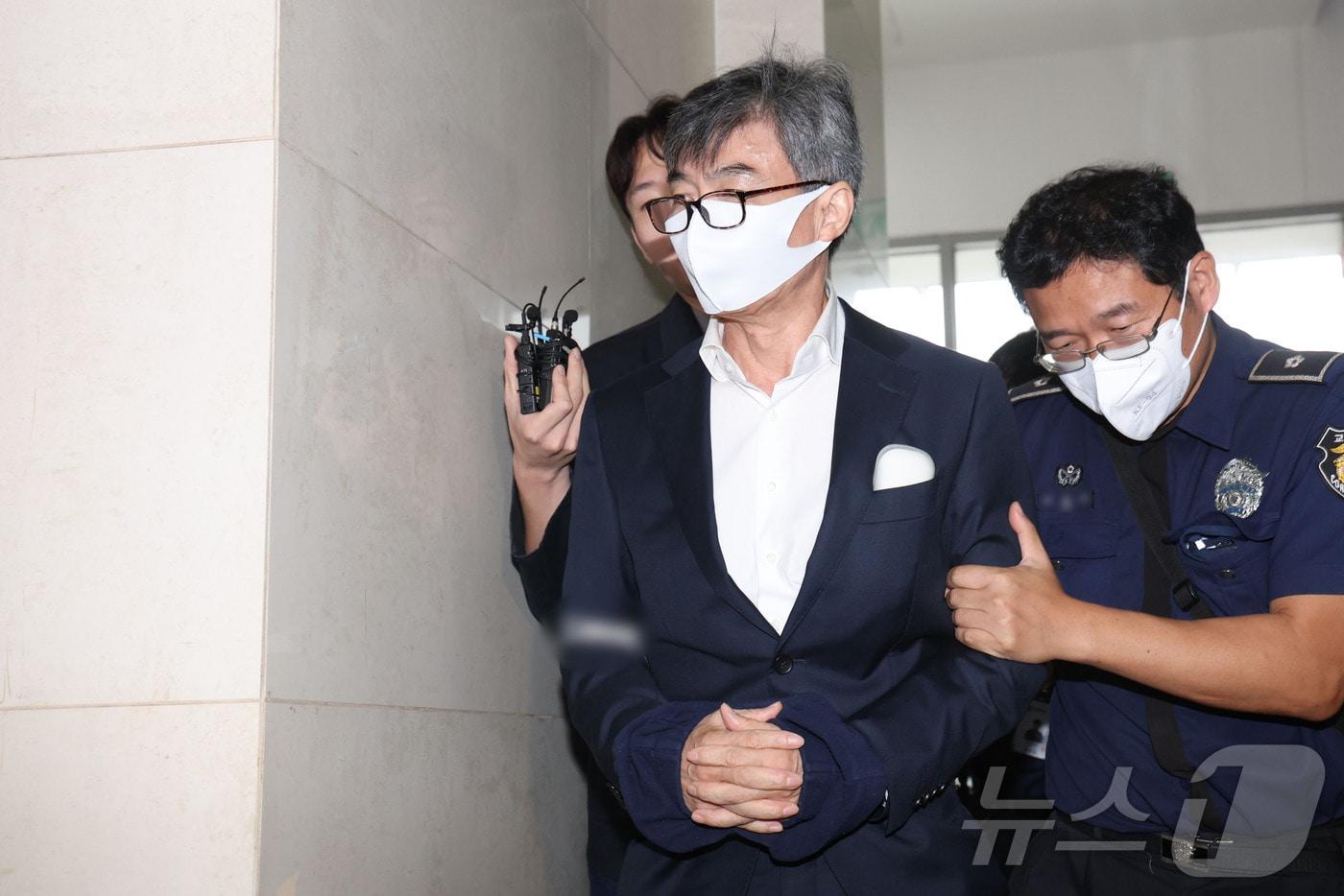 이종호 전 블랙펄인베스트 대표가 12일 오전 참고인 신분으로 조사를 받기 위해 서울 서초구 이명현 순직해병 특별검사팀 사무실에 출석하고 있다. 2025.10.12/뉴스1 ⓒ News1 이광호 기자