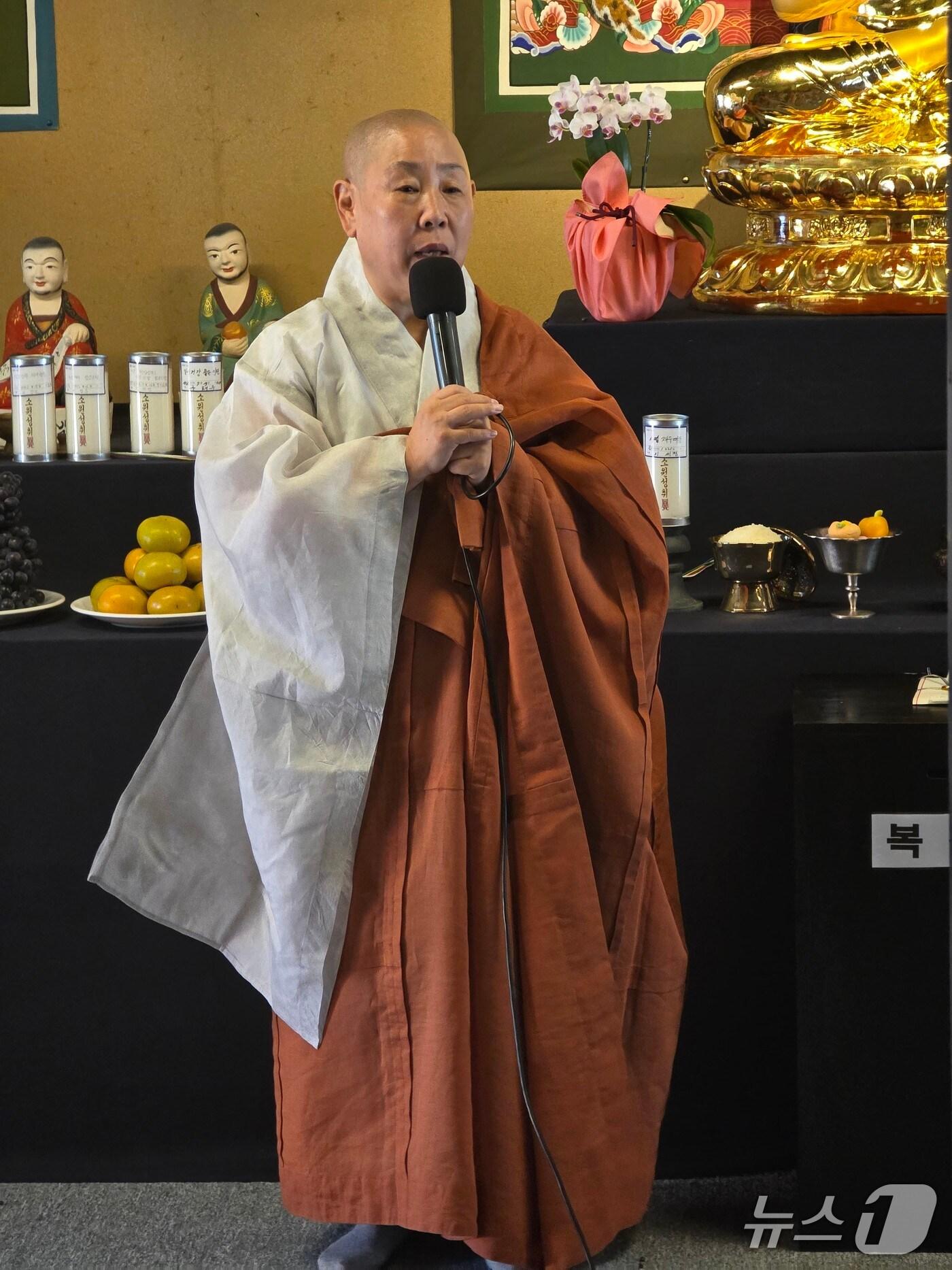 본문 이미지 - 대마도 최초 한국 사찰 '황룡사' 주지 보혜 스님이 인사말을 하고 있다.(황룡사 제공. 재판매 및 DB금지)