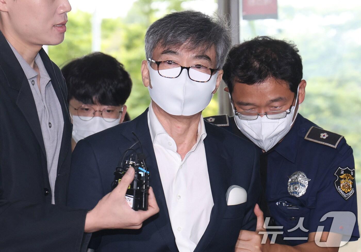 이종호 전 블랙펄인베스트 대표가 12일 오전 참고인 신분으로 조사를 받기 위해 서울 서초구 이명현 순직해병 특별검사팀 사무실에 출석하고 있다. 2025.10.12/뉴스1 ⓒ News1 이광호 기자