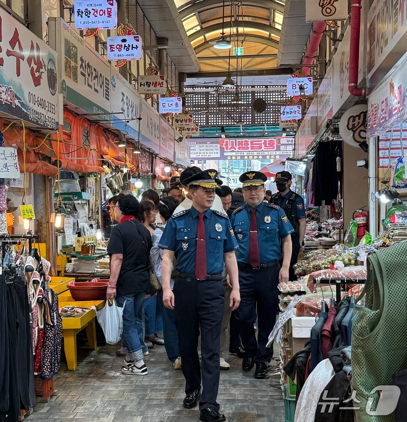 본문 이미지 - 순찰하는 한창훈 인천경찰청장 (인천경찰청 제공.재판매 및 DB금지)