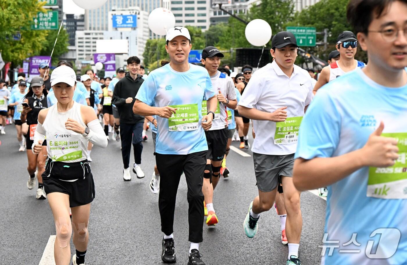 오세훈 서울시장이 12일 아침 청계광장 일대에서 열린 &#39;서울달리기 2025&#39;에 참여해 시민들과 함께 달리고 있다.&#40;서울시 제공&#41;