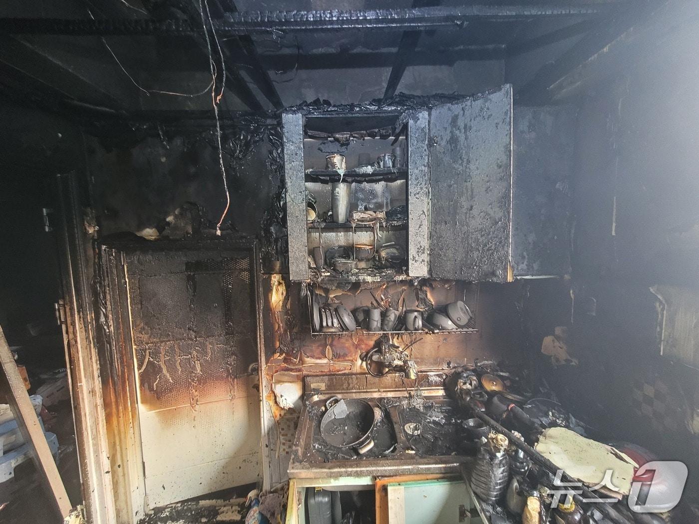 본문 이미지 - 12일 오전 부산 사상구 단독주택 화재 현장.(부산소방재난본부 제공. 재판매 및 DB 금지)