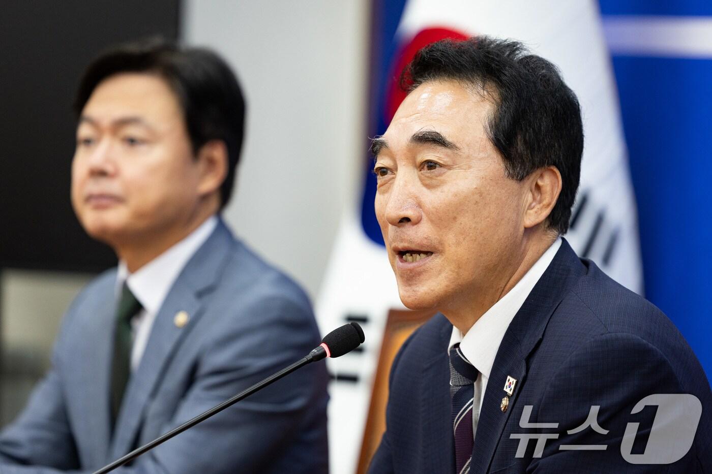 박수현 더불어민주당 수석대변인이 12일 서울 여의도 국회에서 열린 현안 관련 기자간담회에서 취재진 질문에 답하고 있다. 2025.10.12/뉴스1 ⓒ News1 유승관 기자