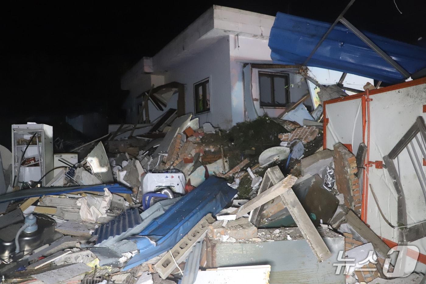 12일 오전 경남 거제시 단독주택 화재 현장.(경남소방본부 제공. 재판매 및 DB 금지)