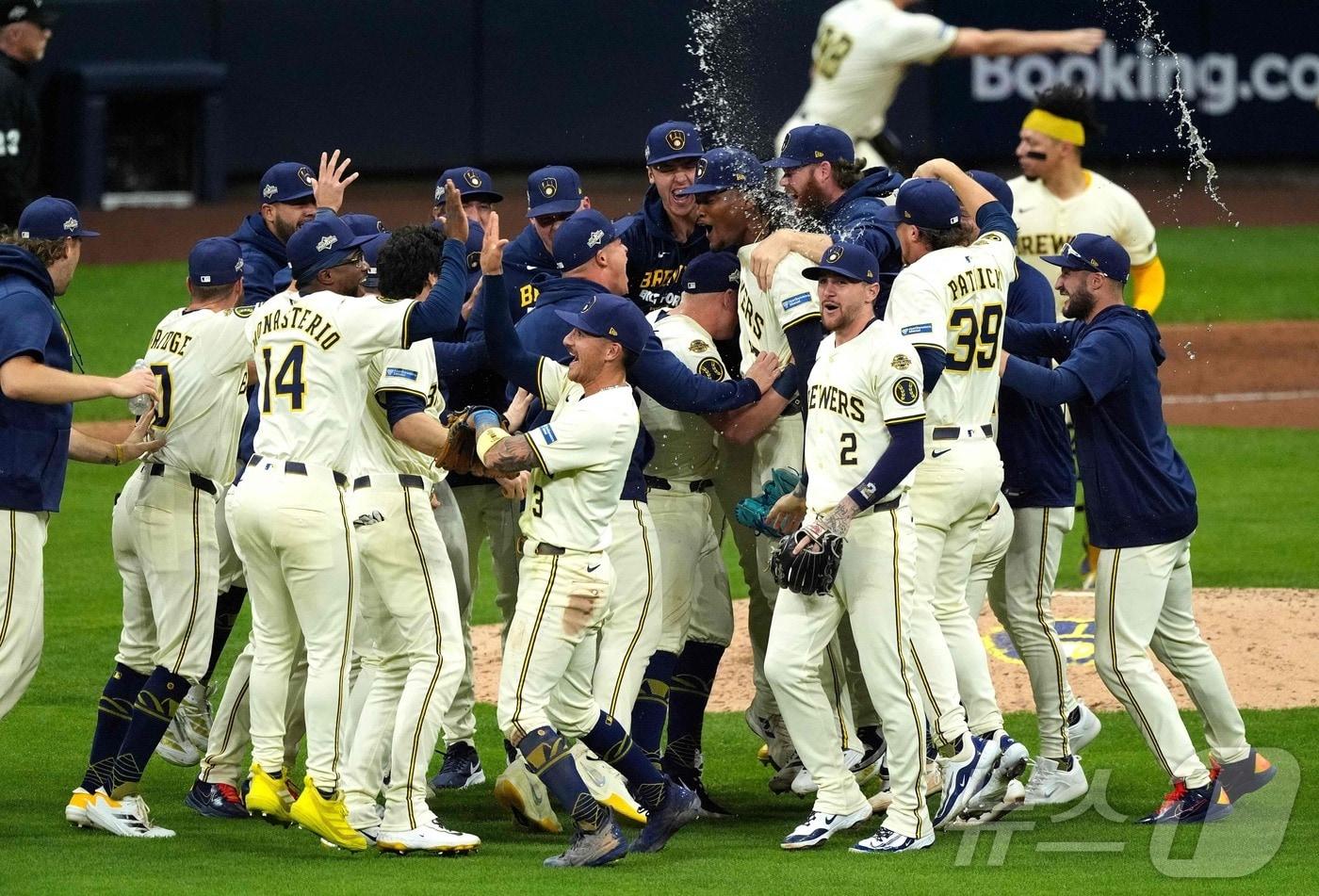 MLB 밀워키가 컵스를 꺾고 내셔널리그 챔피언십시리즈&#40;NLCS&#41;에 진출했다.ⓒ AFP=뉴스1