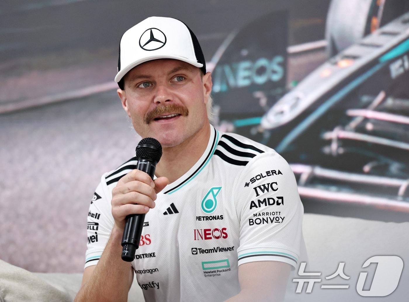 본문 이미지 - 메르세데스-AMG 페트로나스 소속 F1 드라이버 발테리 보타스가 12일 오후 경기 용인 에버랜드 AMG 스피드웨이에서 열린 ‘피치스 런 유니버스 2025‘ 프레스컨퍼런스에서 소회를 밝히고 있다. 2025.10.12/뉴스1 ⓒ News1 구윤성 기자