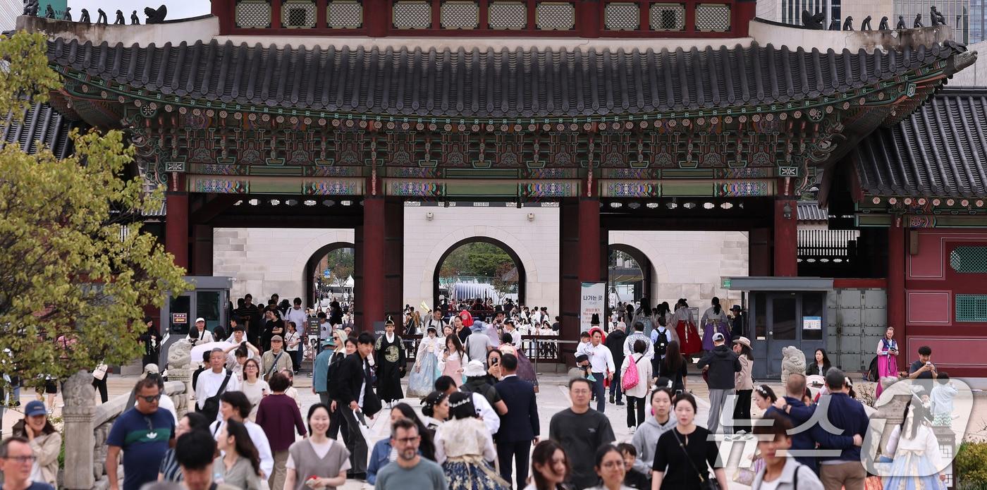 길었던 징검다리 연휴 마지막날인 12일 서울 경복궁이 시민들과 외국인관광객들로 북적이고 있다. 2025.10.12/뉴스1 ⓒ News1 박지혜 기자