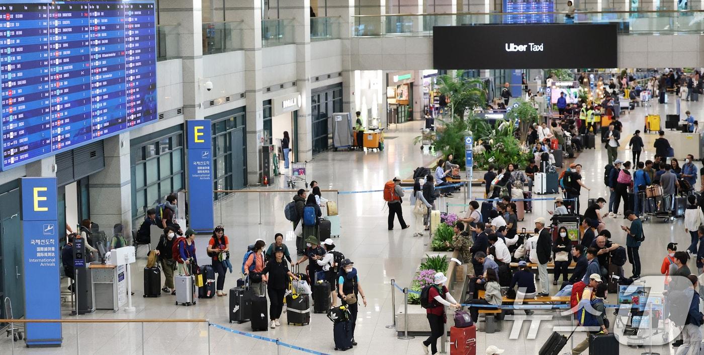 보험업계에 따르면 카카오페이손해보험은 출범 3년 만에 누적 가입자 600만 명을 돌파했고, 전체 피보험자 중 20~30대가  절반 이상을 차지하고 있는 것으로 나타났다.  사진은 지난 추석 연휴 마지막날인 9일 오후 인천국제공항 입국장이 여행객들로 북적이고 있다.  2025.10.9/뉴스1 ⓒ News1 황기선 기자