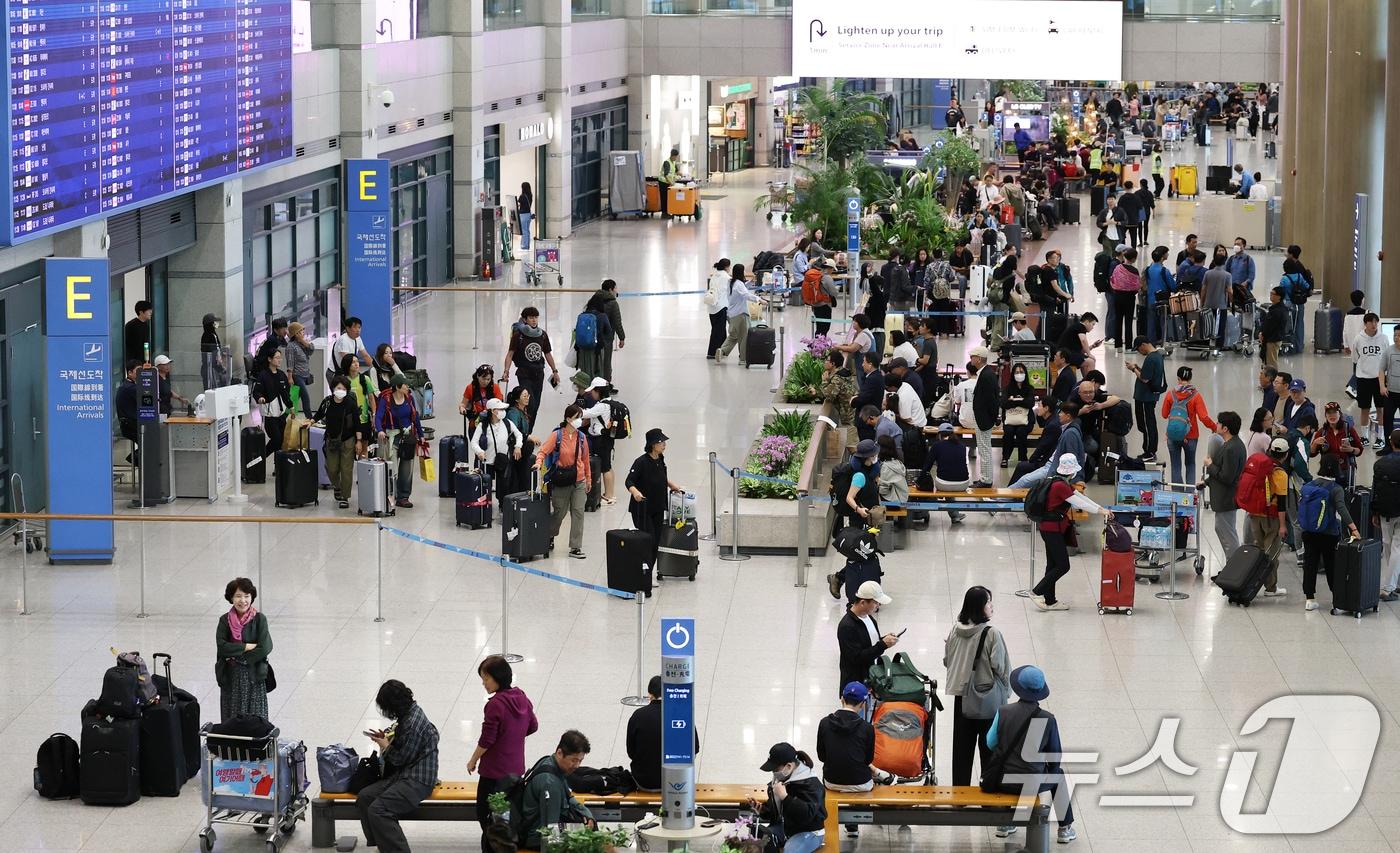 본문 이미지 - 인천국제공항 내부가 여행객들로 붐비고 있다. 2025.10.12/뉴스1 ⓒ News1 오대일 기자