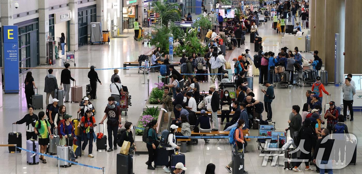 추석 황금연휴를 해외에서 보내고 돌아온 여행객들이 12일 인천국제공항 1터미널로 귀국하고 있다. 12일 인천국제공항공사에 따르면 이번 추석 황금연휴 동안 인천국제공항의 하루 평균 이용객이 21만7000명을 넘어서며 2001년 개항 이후 역대 추석 연휴 중 가장 많은 인파가 몰렸다. 열흘간의 연휴 동안 245만명이 넘는 여객이 공항을 이용한 것으로 추산된다. 2025.10.12/뉴스1 ⓒ News1 오대일 기자