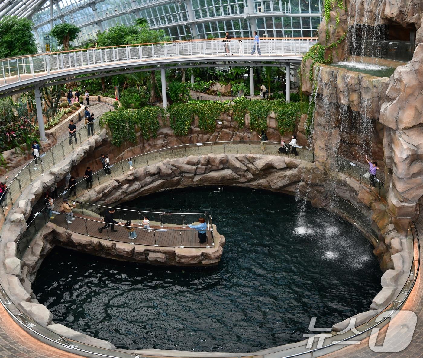 본문 이미지 - 지난 12일 경북 포항시 북구 환호공원 식물원에서 시민과 관광객들이 연휴 마지막 날을 보내고 있다. 2025.10.12/뉴스1 ⓒ News1 최창호 기자