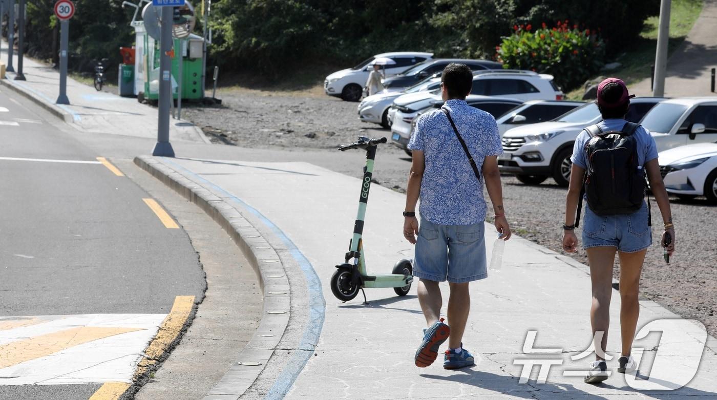 12일 오후 반팔 차림을 한 관광객들이 제주시 용담해안도로를 걷고 있다. 제주는 10월에도 낮 기온이 29~30도의 무더운 날씨를 보이고 있다. 2025.10.12/뉴스1 ⓒ News1 고동명 기자
