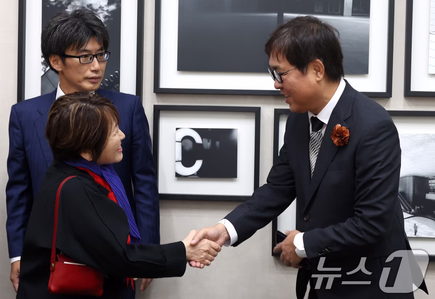 사진은 지난 10월 12일 최휘영 문화체육관광부 장관이 서울 강남구 코엑스에서 열린 한일축제한마당 2025 in Seoul 행사에 앞서 아베 토시코 일본 문부과학대신을 만나 인사를 나누고 있는 모습(문화체육관광부 제공. 재판매 및 DB 금지) 2025.10.12/뉴스1