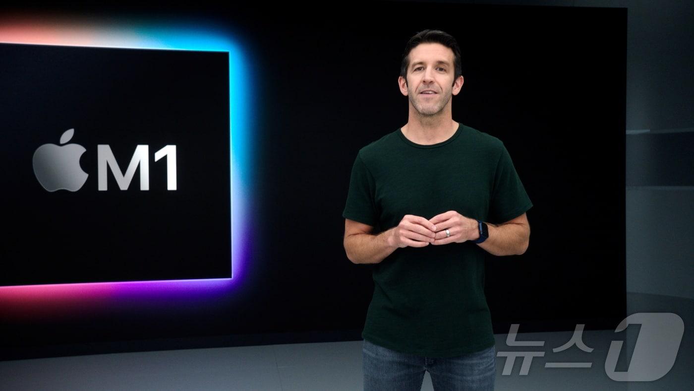 존 터너스 애플 하드웨어 담당 수석 부사장이 2020년 캘리포니아주 쿠퍼티노에서 열린 특별 행사에서 M1 칩을 소개하고 있다. 2020.11.11 ⓒ 로이터=뉴스1 ⓒ News1 강민경 기자