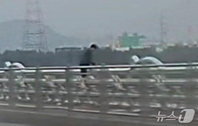 본문 이미지 - 추석인 지난 6일 오후 1시 49분쯤, 경북 구미시 남구미대교에서 한 남성이 난간 위로 올라가고 있다.&#40;독자 제공. 재판매 및 DB금지&#41;/뉴스1