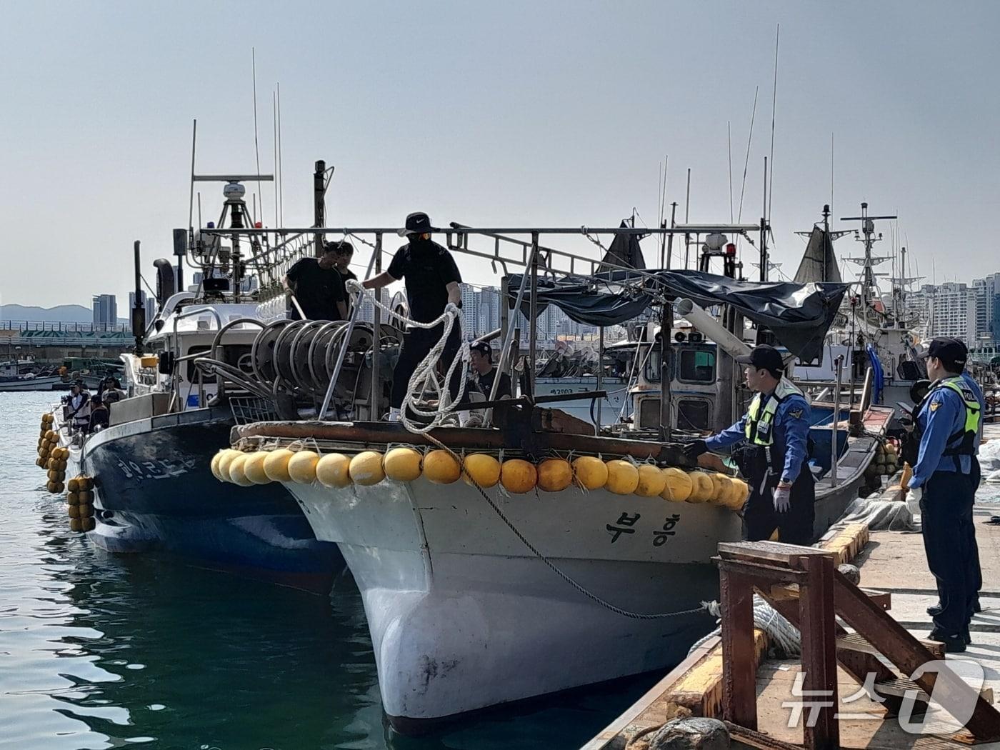 본문 이미지 - 해경이 12일 오전 부산 해상에서 고장 난 어선을 점검하고 있다.&#40;부산해경 제공. 재판매 및 DB 금지&#41;