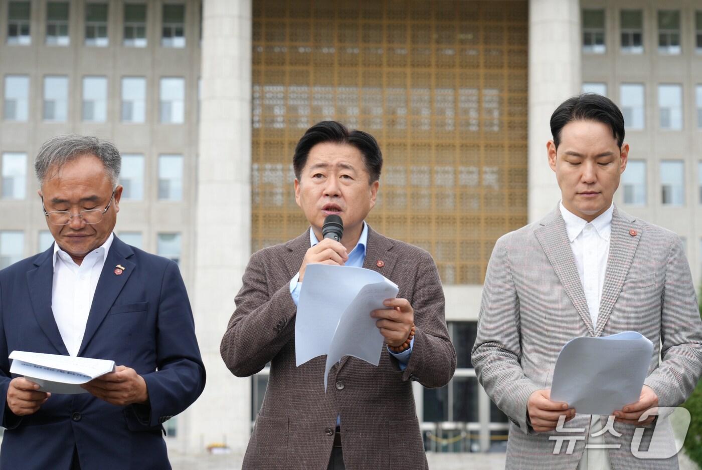 김창범 제주4·3희생자유족회 회장, 오영훈 제주도지사, 김한규 더불어민주당 도당 위원장이 국회 앞에서 기자회견을 하고 있다(제주도 제공. 재판매 및 DB금지)/뉴스1 