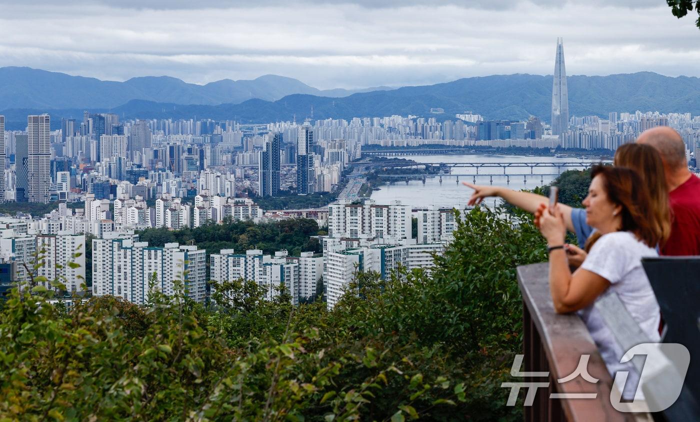 본문 이미지 - 서울 남산에서 외국인 관광객들이 도심 전경을 감상하고 있다. (자료사진) ⓒ 뉴스1 안은나 기자