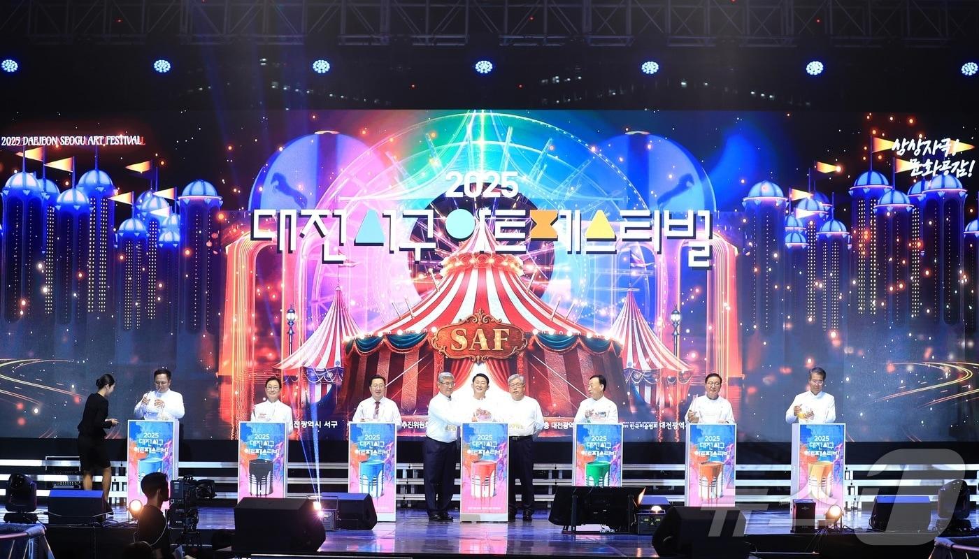 서철모 대전 서구청장이 지난 11일 대전 서구 샘머리공원과 보라매공원 일대에서 2025 아트페스티벌 축제 개막식 축하 퍼포먼스를 하고 있다. ‘너의 폼을 뽐내봐!’를 주제로 열린 이번 축제는 지역과 전국의 예술가 100여 명이 참여한 아트마켓을 비롯해 공연과 체험 프로그램 등 다채로운 볼거리로 구성됐다. (서구 제공. 재판매 및 DB금지) 2025.10.12/뉴스1 ⓒ News1 김기태 기자
