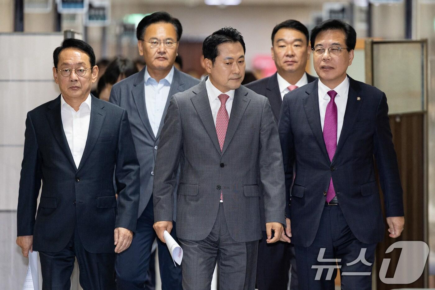 장동혁 국민의힘 대표와 송언석 원내대표를 비롯한 지도부가 12일 서울 여의도 국회에서 열린 기자간담회에 참석하고 있다. 2025.10.12/뉴스1 ⓒ News1 유승관 기자