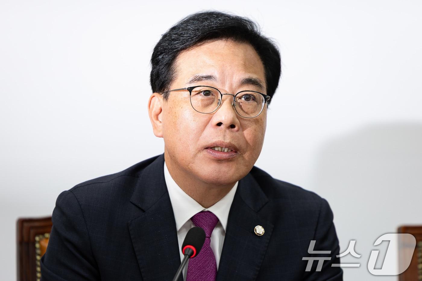 송언석 국민의힘 원내대표가 12일 서울 여의도 국회에서 열린 기자간담회에서 모두 발언을 하고 있다. 2025.10.12/뉴스1 ⓒ News1 유승관 기자