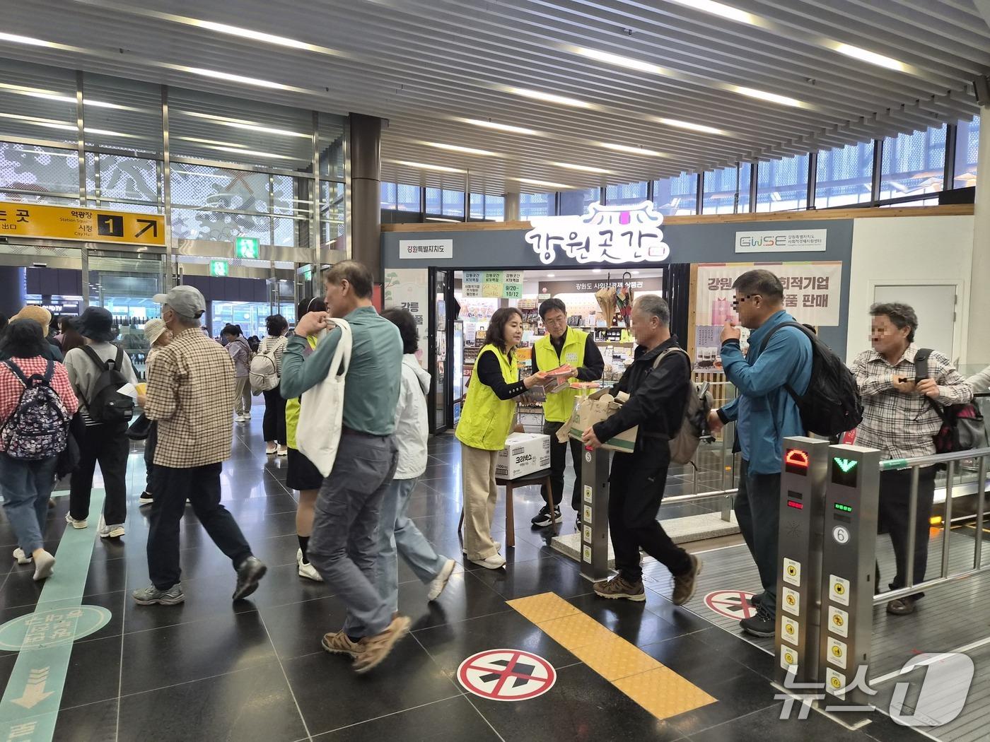 본문 이미지 - 국제관광도시 시민실천운동 추진위원회 친절분과&#40;위원장 김남석&#41; 소속 위원 30여 명은 지난 11일 강릉역에서 &#39;전국 제일의 친절한 도시 강릉&#39; 조성을 위한 관광객 환영 캠페인을 펼쳤다.&#40;강릉시 제공, 재판매 및 DB 금지&#41; 2025.10.12/뉴스1