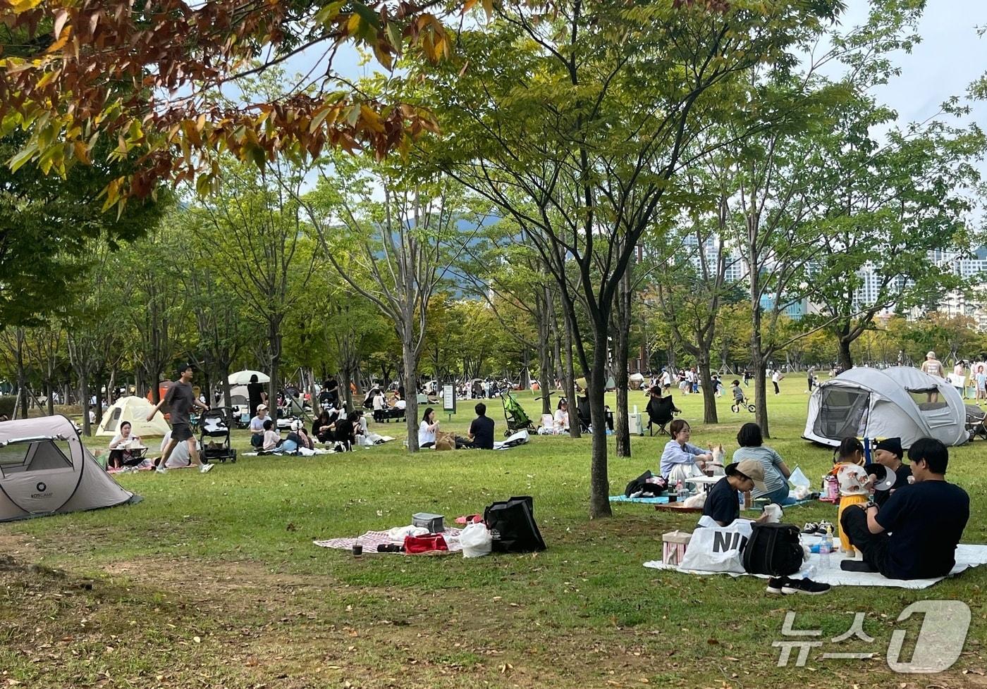 12일 부산시민공원 잔디광장에서 시민들이 나들이를 즐기고 있다.2025.10.12/뉴스1 ⓒ News1 장광일 기자