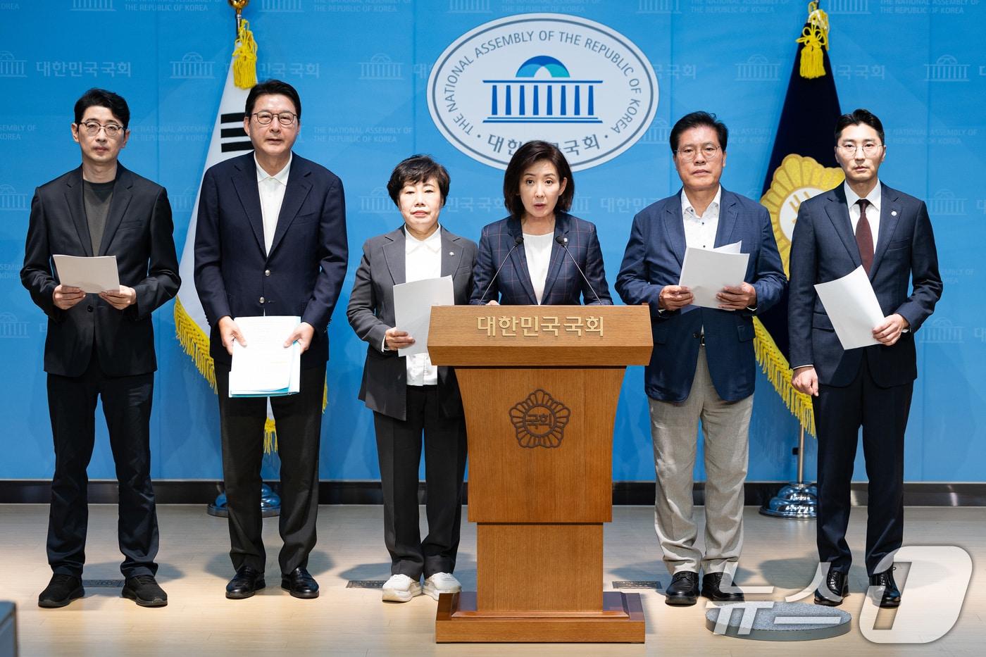 국회 법제사법위원회 나경원 의원을 비롯한 국민의힘 법사위원들이 12일 서울 여의도 국회 소통관에서 법사위의 대법원 등에 대한 국정감사를 앞두고 기자회견을 하고 있다. 왼쪽부터 국민의힘 주진우, 신동욱, 조배숙, 나경원, 송석준, 박준태 의원. 2025.10.12/뉴스1 ⓒ News1 유승관 기자