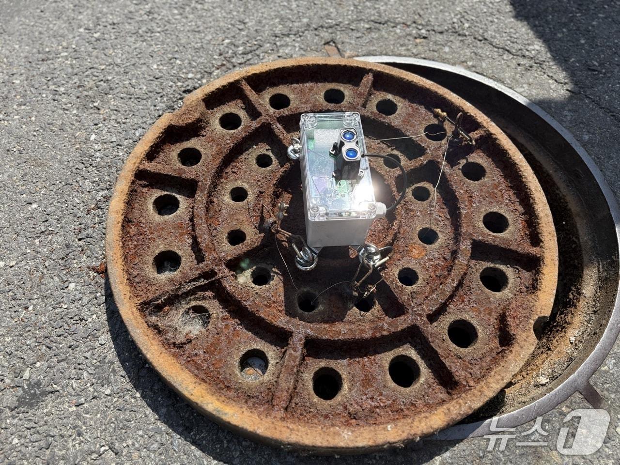 본문 이미지 - 맨홀뚜껑에 부착된 수위감지 센서(대전 중구 제공) /뉴스1