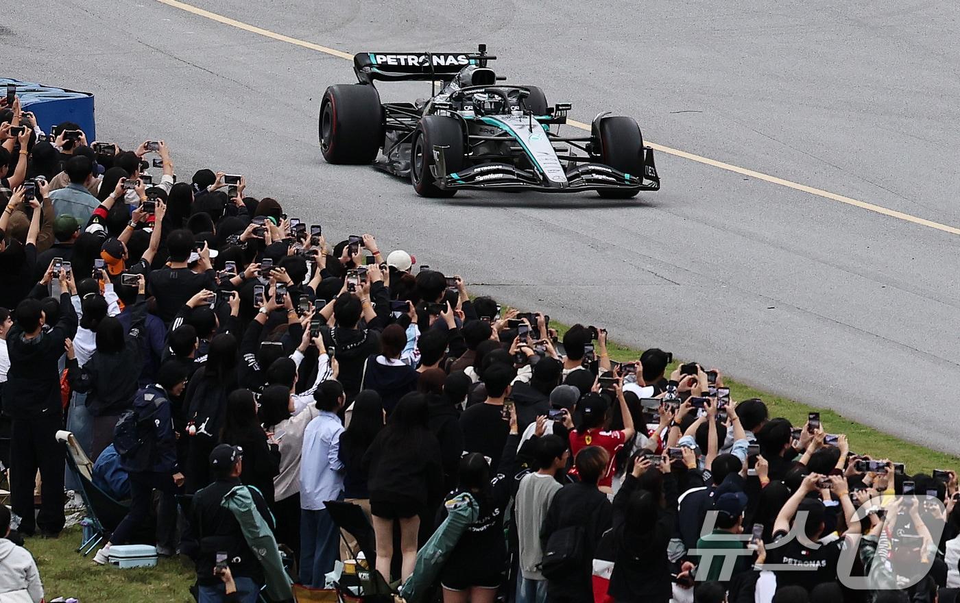 메르세데스-AMG 페트로나스 소속 F1드라이버 발테리 보타스가 12일 오후 경기 용인시 에버랜드 AMG 스피드웨이에서 열린 쇼런 행사 ‘피치스 런 유니버스 2025’에서 메르세데스-AMG F1 W13 E 퍼포먼스를 타고 서킷을 질주하고 있다. 2025.10.12/뉴스1 ⓒ News1 구윤성 기자