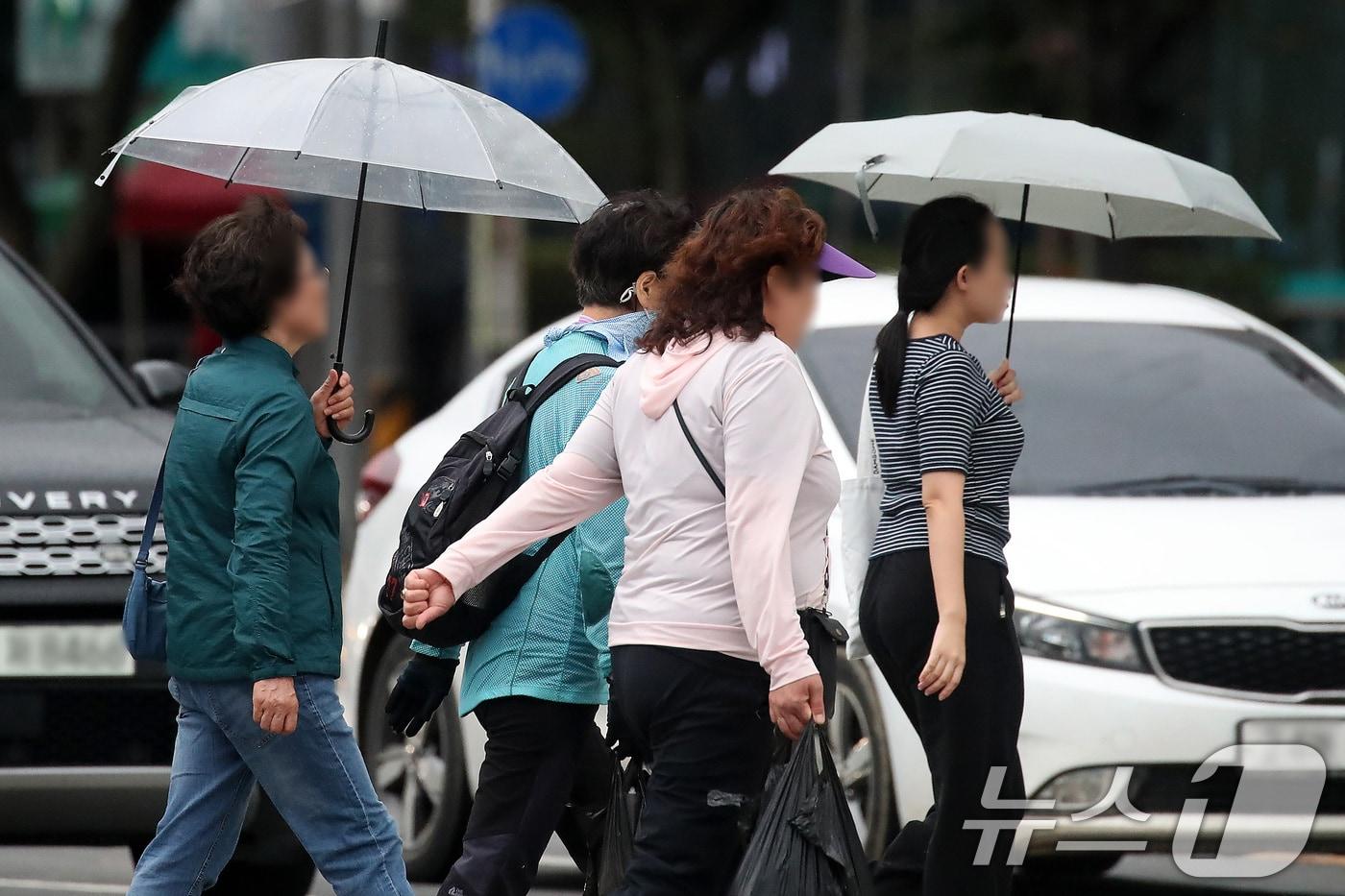 12일 오후 흐리고 비가 내리는 대구 수성구 달구벌대로에서 우산을 쓴 시민들이 발걸음을 재촉하고 있다. 2025.10.12/뉴스1 ⓒ News1 공정식 기자