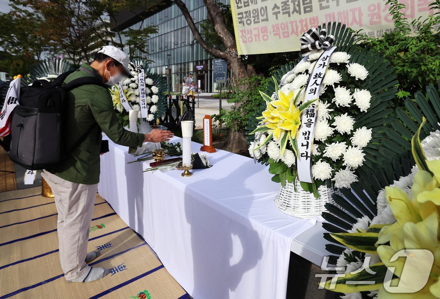 12일 오후 서울 종로구 광화문 김건희 특검 사무실 앞에 김건희 여사 일가의 ‘양평 공흥지구 개발 특혜’ 의혹과 관련해 민중기 특별검사의 조사를 받다 숨진 채 발견된 경기 양평군 공무원 A씨의 분향소가 마련돼 있다. 2025.10.12/뉴스1 ⓒ News1 오대일 기자