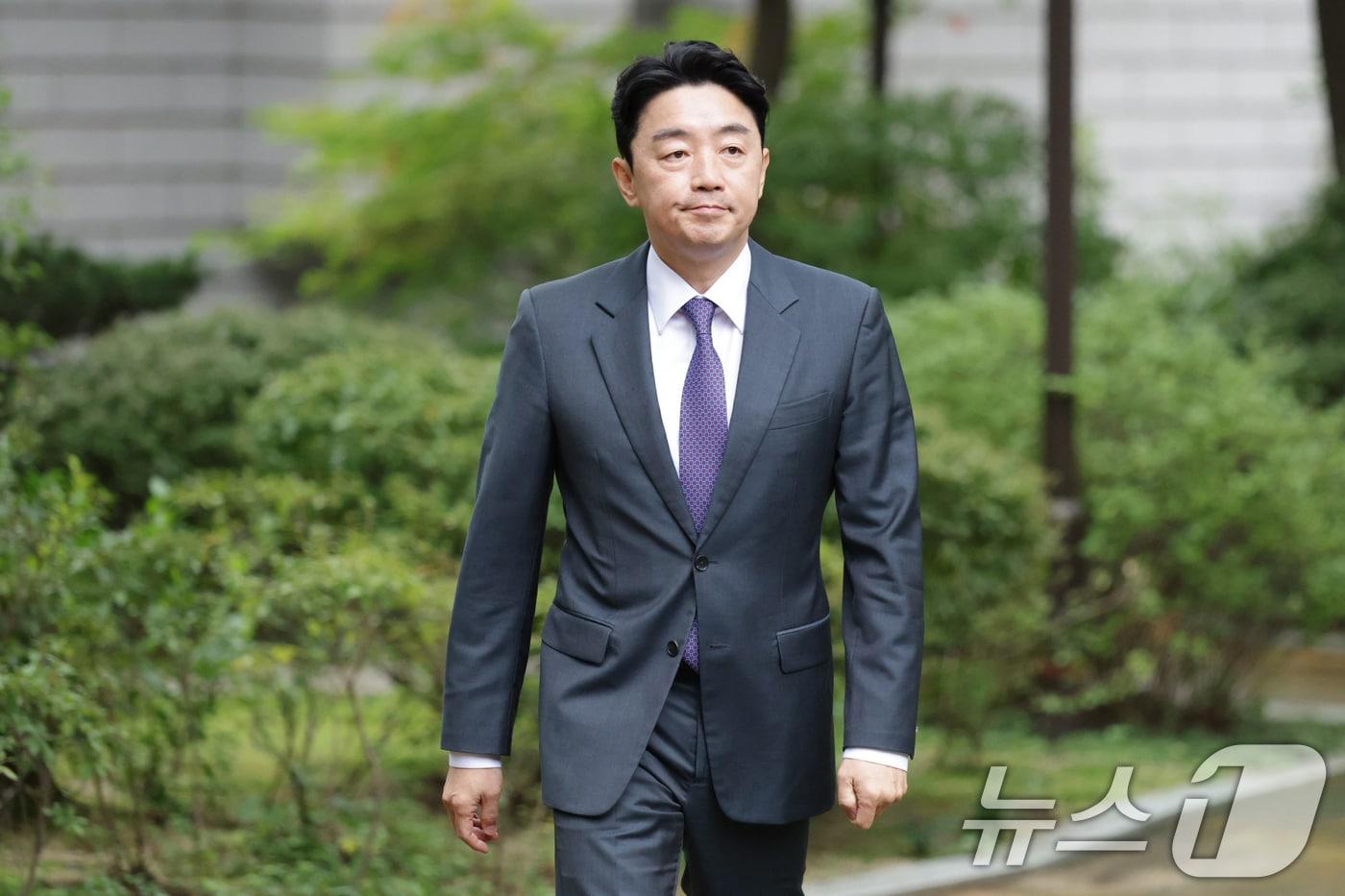 강훈식 대통령 비서실장이 12일 오후 서울 종로구 총리공관에서 제4차 고위당정협의회에 참석하기 위해 회의장으로 향하고 있다. &#40;공동취재&#41; 2025.10.12/뉴스1 ⓒ News1 안은나 기자