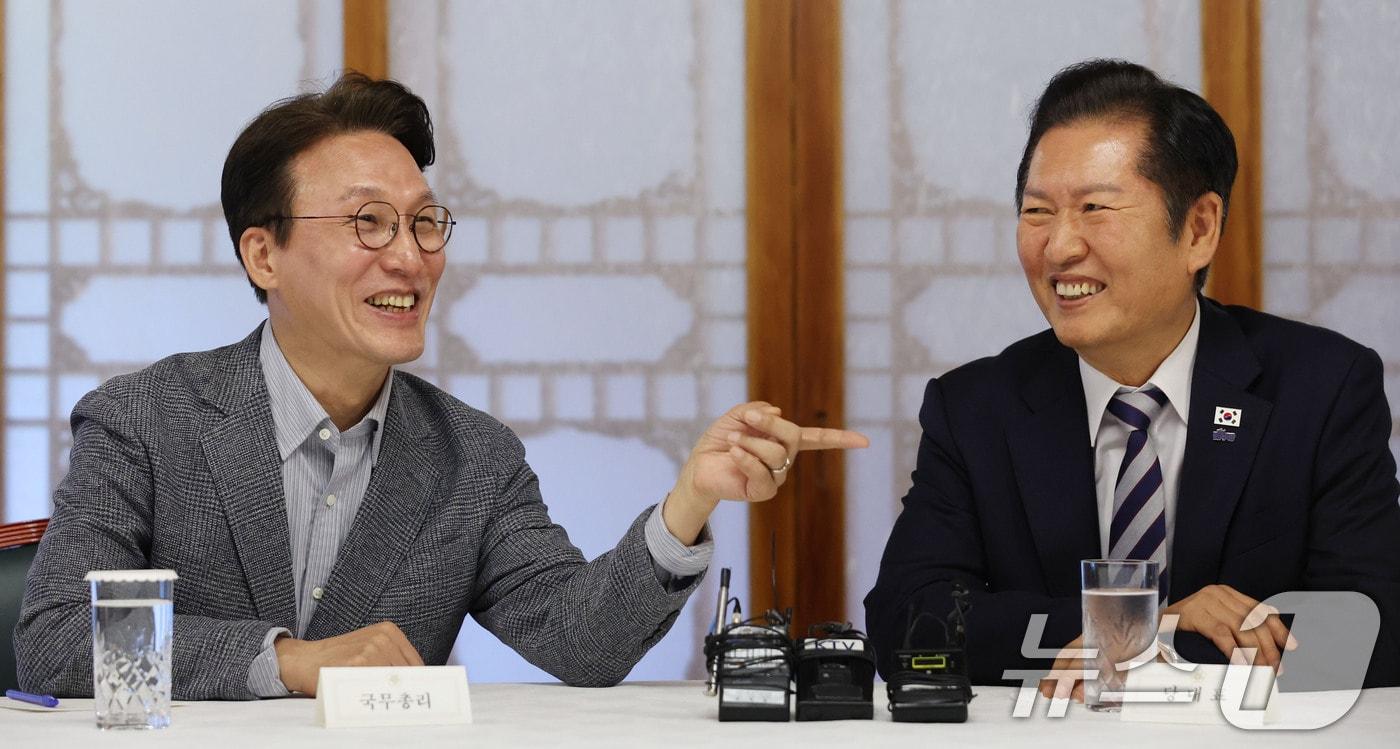 본문 이미지 - 김민석 국무총리(왼쪽)와 정청래 더불어민주당 대표가 지난해 10월 서울 종로구 총리공관에서 열린 제4차 고위당정협의회에 참석해 대화하고 있다. (공동취재) 2025.10.12/뉴스1 ⓒ News1 안은나 기자