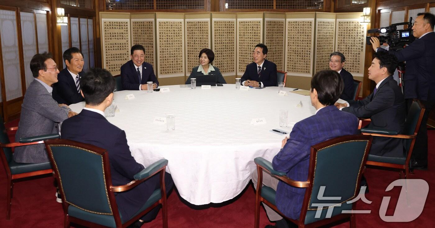 김민석 국무총리, 정청래 더불어민주당 대표, 김병기 원내대표, 강훈식 대통령 비서실장 등 참석자들이 10월 12일 오후 서울 종로구 총리공관에서 열린 제4차 고위당정협의회에서 대화를 나누고 있다. &#40;공동취재&#41; 2025.10.12/뉴스1 ⓒ News1 안은나 기자