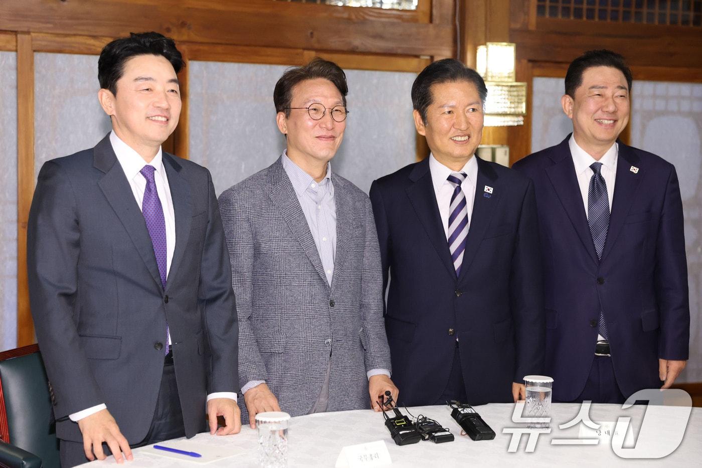 강훈식 대통령 비서실장&#40;왼쪽부터&#41;, 김민석 국무총리, 정청래 더불어민주당 대표, 김병기 원내대표가 지난달 12일 오후 서울 종로구 총리공관에서 열린 제4차 고위당정협의회에 참석해 기념 촬영을 하고 있다. &#40;공동취재&#41; 2025.10.12/뉴스1 ⓒ News1 안은나 기자