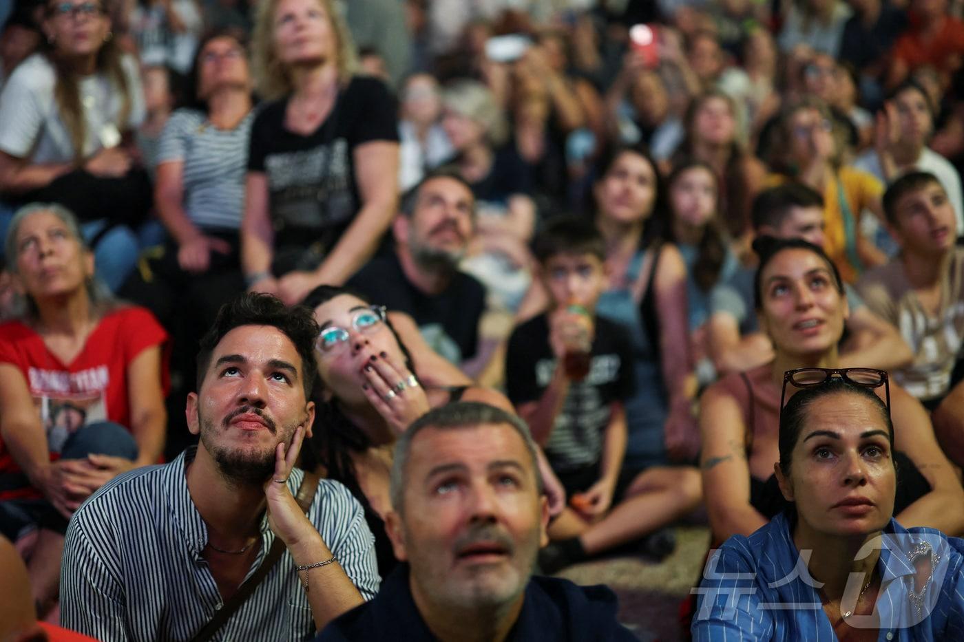 이스라엘과 하마스 간의 휴전이 발효된 이후인 11일, 이스라엘 텔아비브 인질 광장에 사람들이 모여 있다. 2025.10.11 ⓒ 로이터=뉴스1 ⓒ News1 강민경 기자