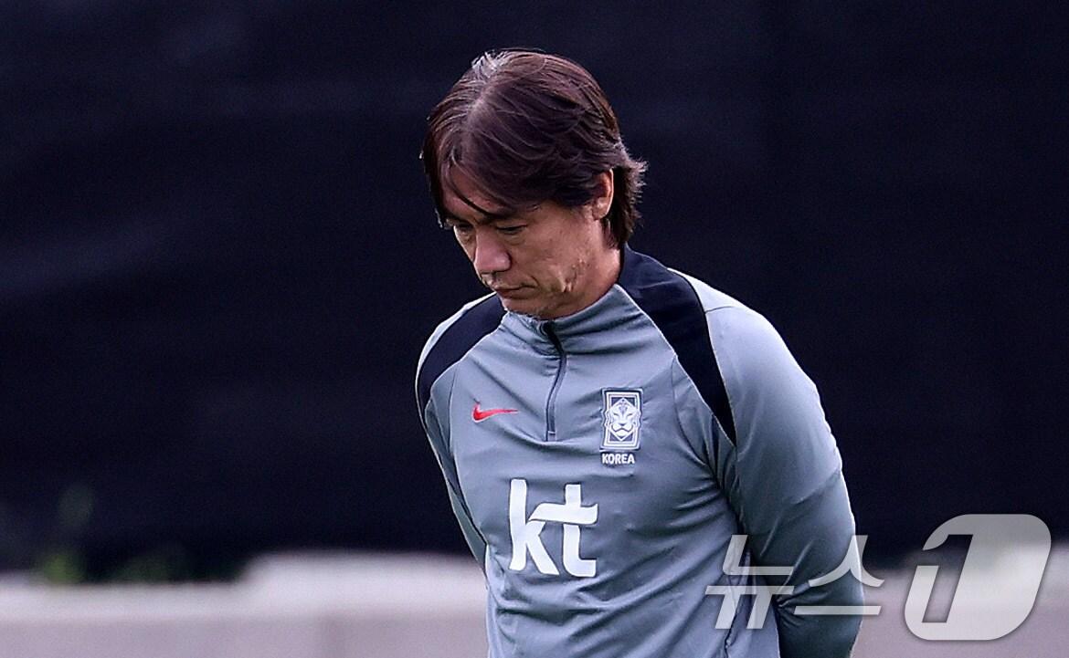 본문 이미지 - 대한민국 남자 축구 국가대표팀 홍명보 감독이 파라과이와 A매치 평가전을 앞둔 12일 오후 경기도 고양시 일산서구 고양종합운동장 보조구장에서 생각에 잠겨 있다. 2025.10.12/뉴스1 ⓒ News1 박지혜 기자