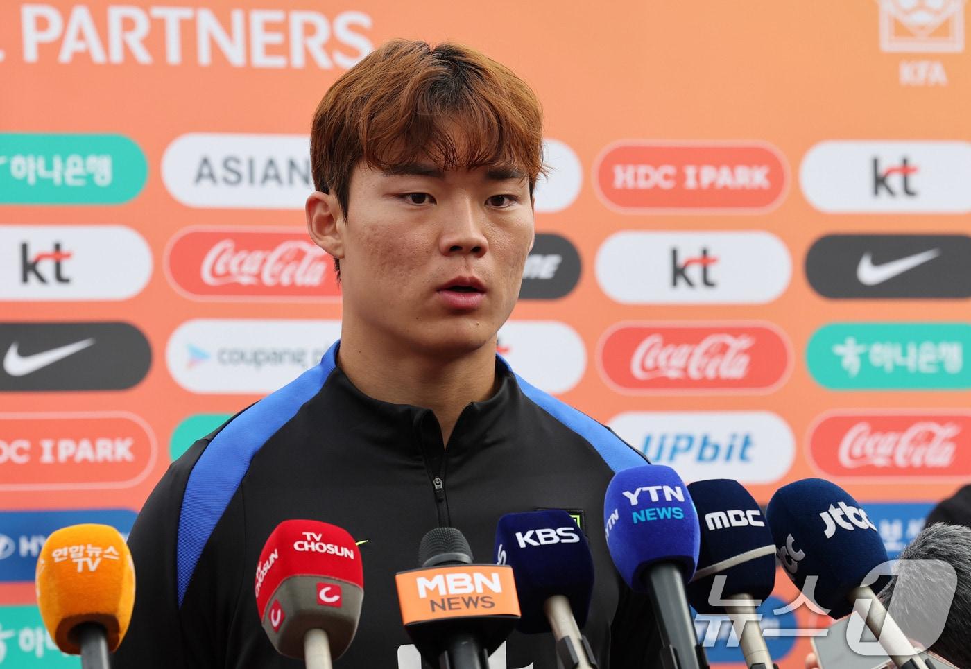 대한민국 남자 축구 국가대표팀 오현규가 파라과이와 A매치 평가전을 앞둔 12일 오후 경기도 고양시 일산서구 고양종합운동장 보조구장에서 인터뷰를 갖고 있다. ⓒ News1 박지혜 기자