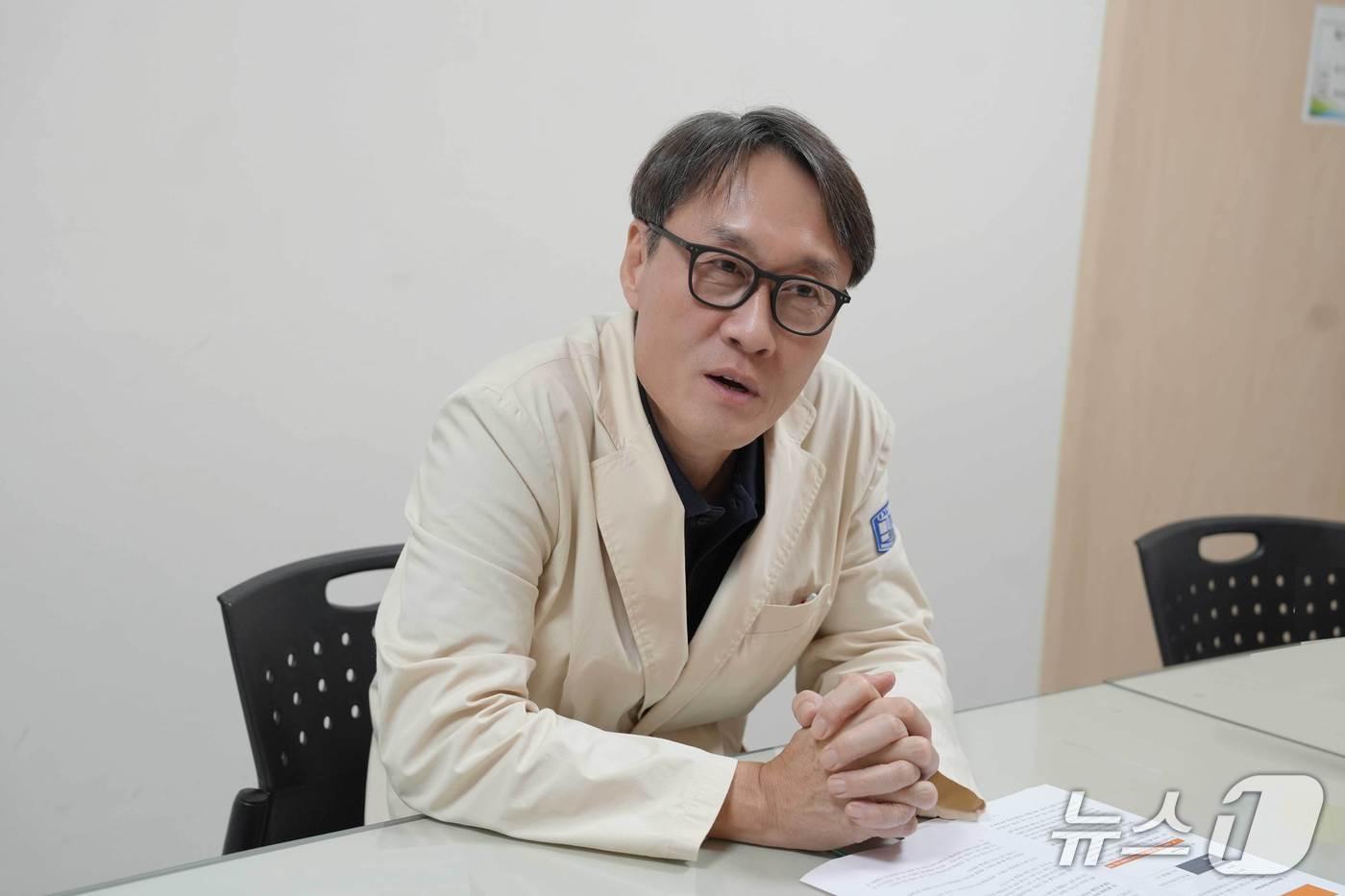 백기현 여의도 성모병원 내분비내과 교수&#40;대한골대사학회 이사장&#41;가 뉴스1과 골다공증 위험성에 대해 설명하고 있다.&#40;대웅제약 제공&#41;/뉴스1