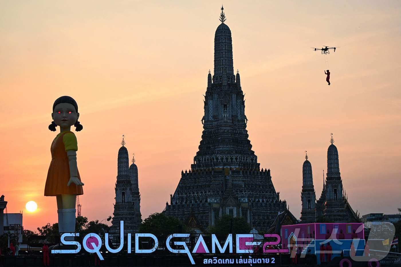 넷플릭스 시리즈 '오징어 게임' 주요 캐릭터 '영희' 조형물이 방콕 왓 아룬 사원 앞에 전시돼 있다. (사진은 기사와 무관함) 2024.12.19/뉴스1 ⓒ AFP=뉴스1 ⓒ News1 김민재 기자