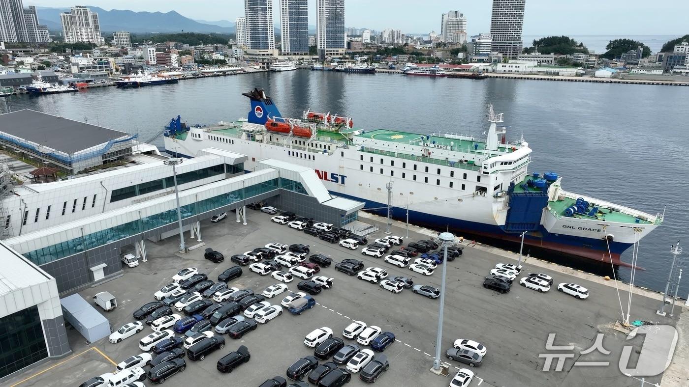 속초항 카페리 항로 차량 선적 모습.&#40;속초시 제공, 재판매 및 DB 금지&#41; 2025.10.12/뉴스1