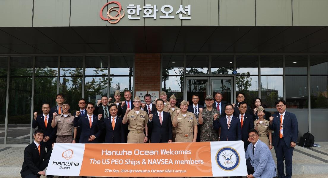 본문 이미지 - 미국 해군 함정사업을 주관하는 장성단이 지난해 9월 27일 경기도 시흥에 위치한 한화오션 시흥R&D캠퍼스를 방문했을 당시 토마스 앤더슨 제독&#40;소장&#41;. 첫번째줄 오른쪽에서 여섯번째. &#40;출처 : 한화오션 홈페이지&#41;