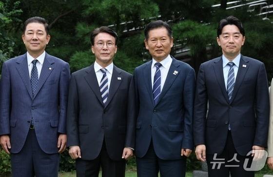 본문 이미지 - 김민석 국무총리가 지난 9월 7일 오후 서울 종로구 삼청동 총리공관에서 열린 고위당정협의회에서 정청래 더불어민주당 대표, 강훈식 대통령 비서실장을 비롯한 참석자들과 기념 촬영하는 모습. &#40;공동취재&#41; 2025.9.7/뉴스1 ⓒ News1 박지혜 기자 