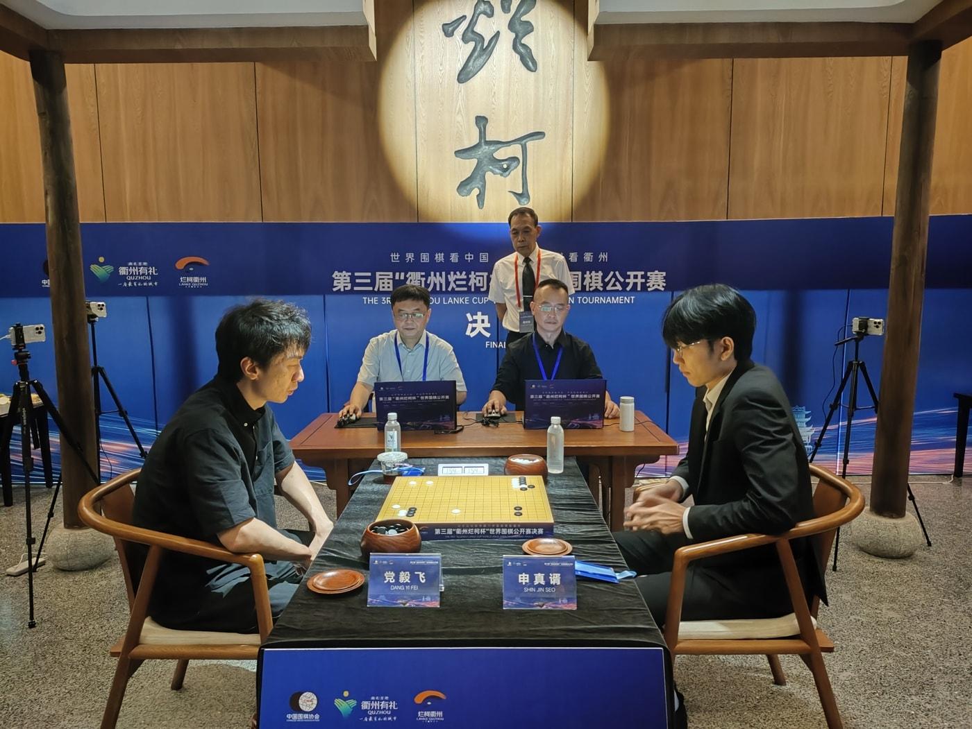 본문 이미지 - 신진서 9단&#40;오른쪽&#41;이 란커배 결승 1국서 당이페이에 패했다.&#40;한국기원 제공&#41; 